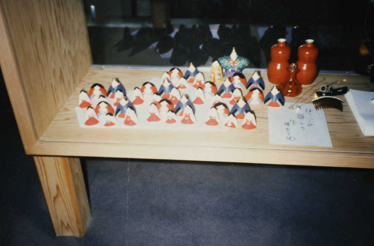 みかわ工房の手のひらサイズの雛人形の源氏雛「三人官女」が伊豆熱海「蓬莱」の売り場にて展示された写真です。