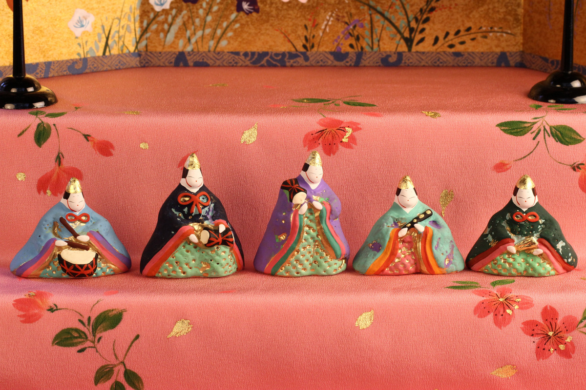 「寛永雛」 A ピンクの正絹手描き花びらの上に置いた五人囃子です。