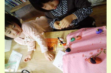 お子様にみかわ工房の雛人形を２セット購入された姉妹が飾り付けされている様子とそれをひやひやしながら見ている様子が書かれて微笑ましいです。