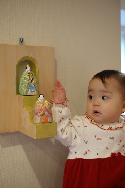 このお子さんは、お雛様にみかわ工房の壁シリーズのお雛様でひな祭りをされています。