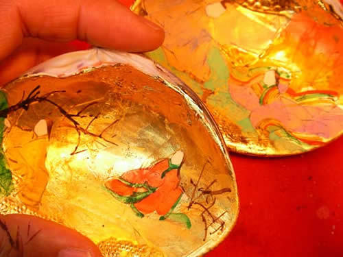 貝合わせは、天然ハマグリの内側に金箔を張り日本画の絵の具を使って仕上げします。