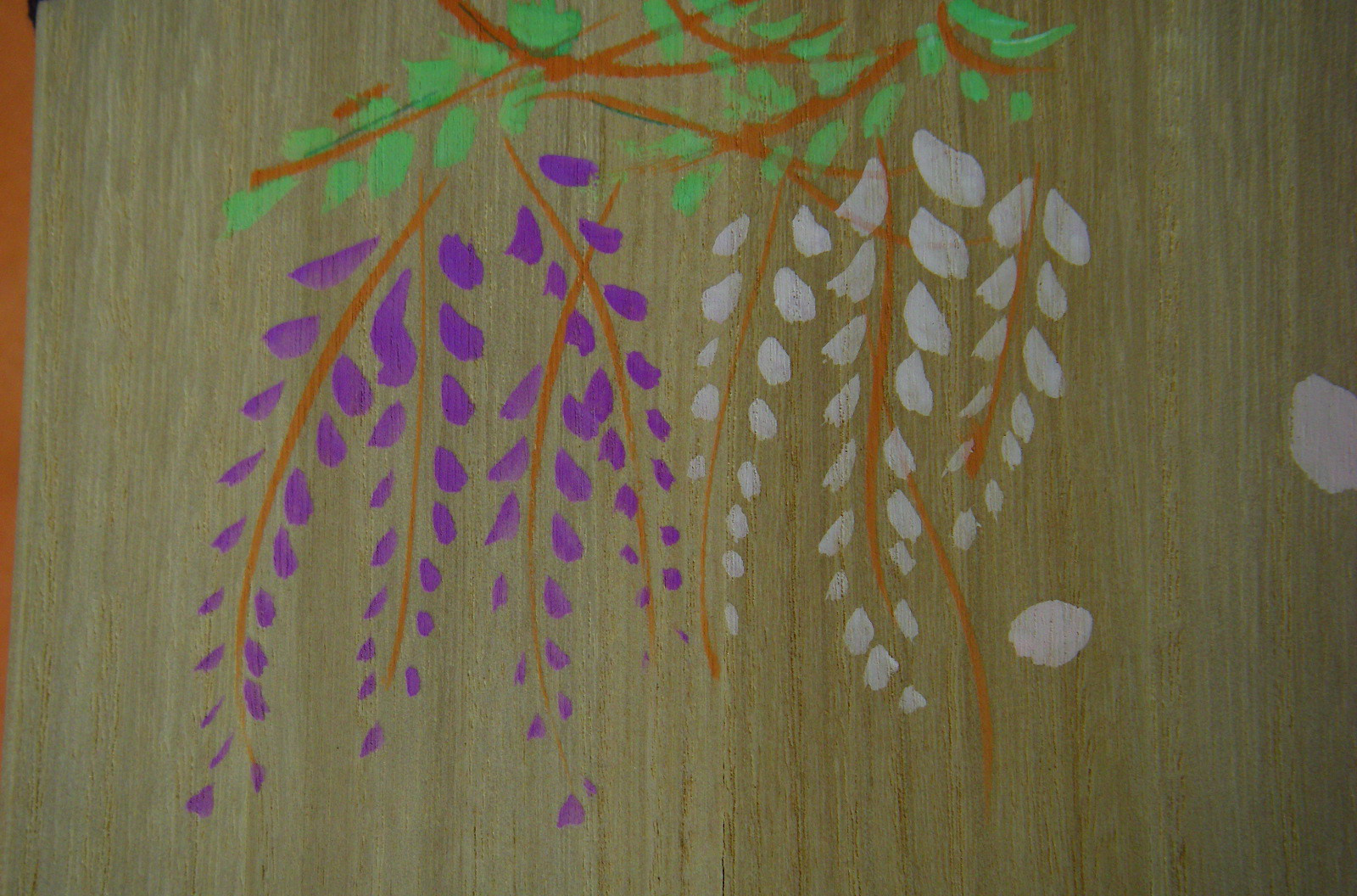 桐箱の四方には桜の花びらを手書きしていますが、一面は藤の花を手書きしています。