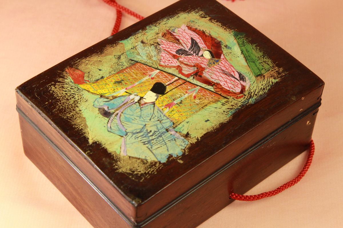 小箱に描いたのは、源氏物語の「紅葉賀」の横笛のシーンを手描きしています。大きさは１３ｃｍ×１０ｃｍ×５ｃｍです。