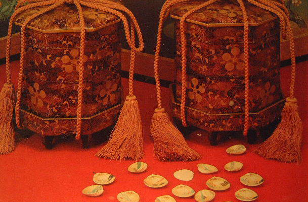 金沢の加賀藩主・前田家の貝桶と貝合わせで左右に３６０組のハマグリが収められています