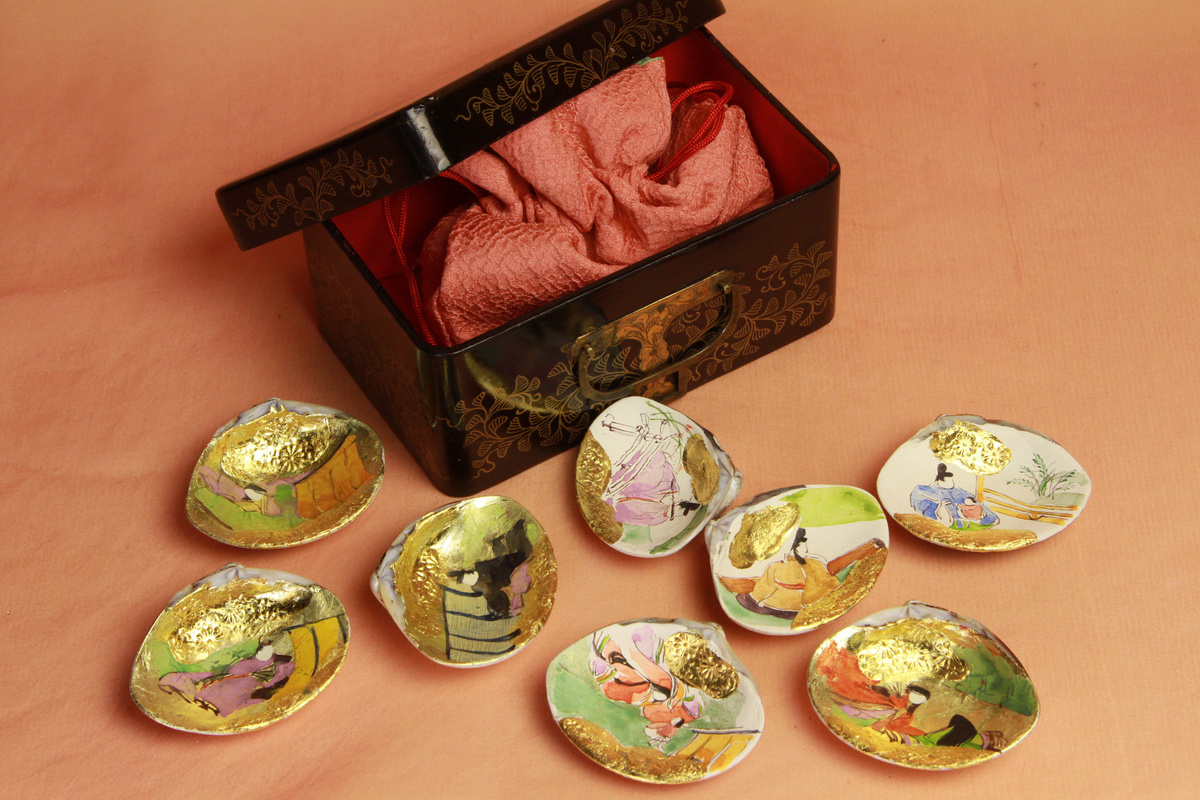 6，江戸期の小箱の中に、4組8枚の貝合わせに「葉月物語絵巻」を手描きした物です。8，8万円