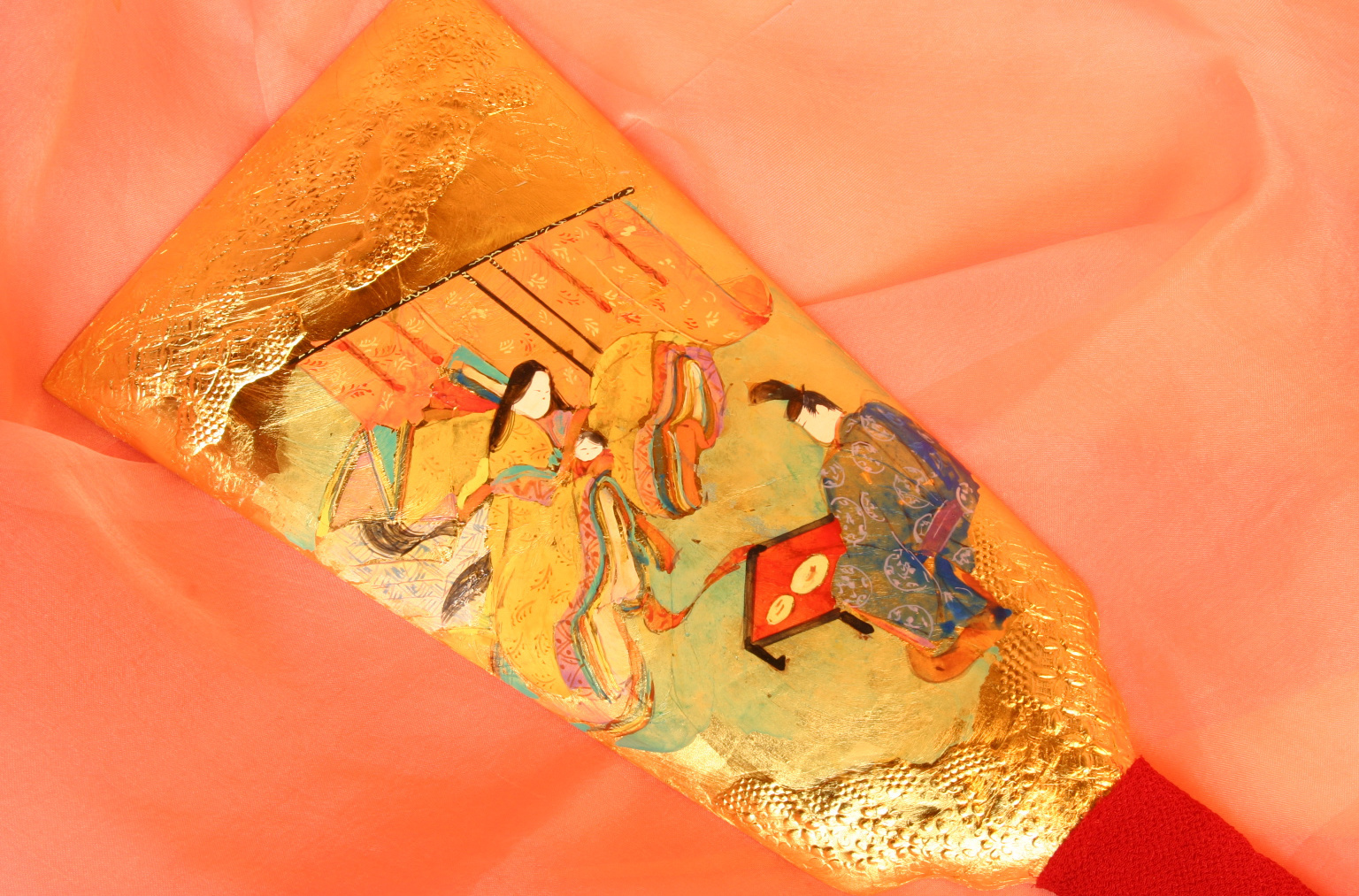 金箔仕上げの羽子板、「紫式部日記」の写真