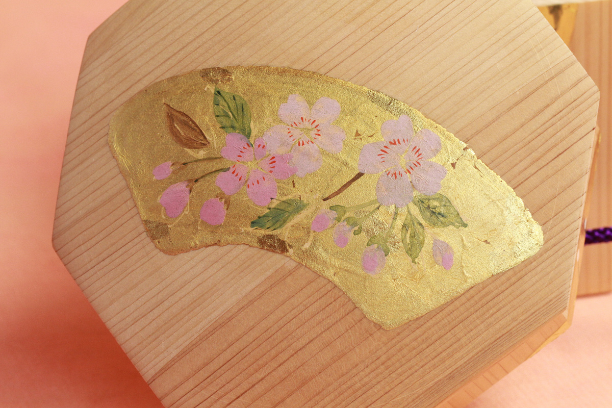 貝桶の上面には桜の花びらを手描き彩色しました。
