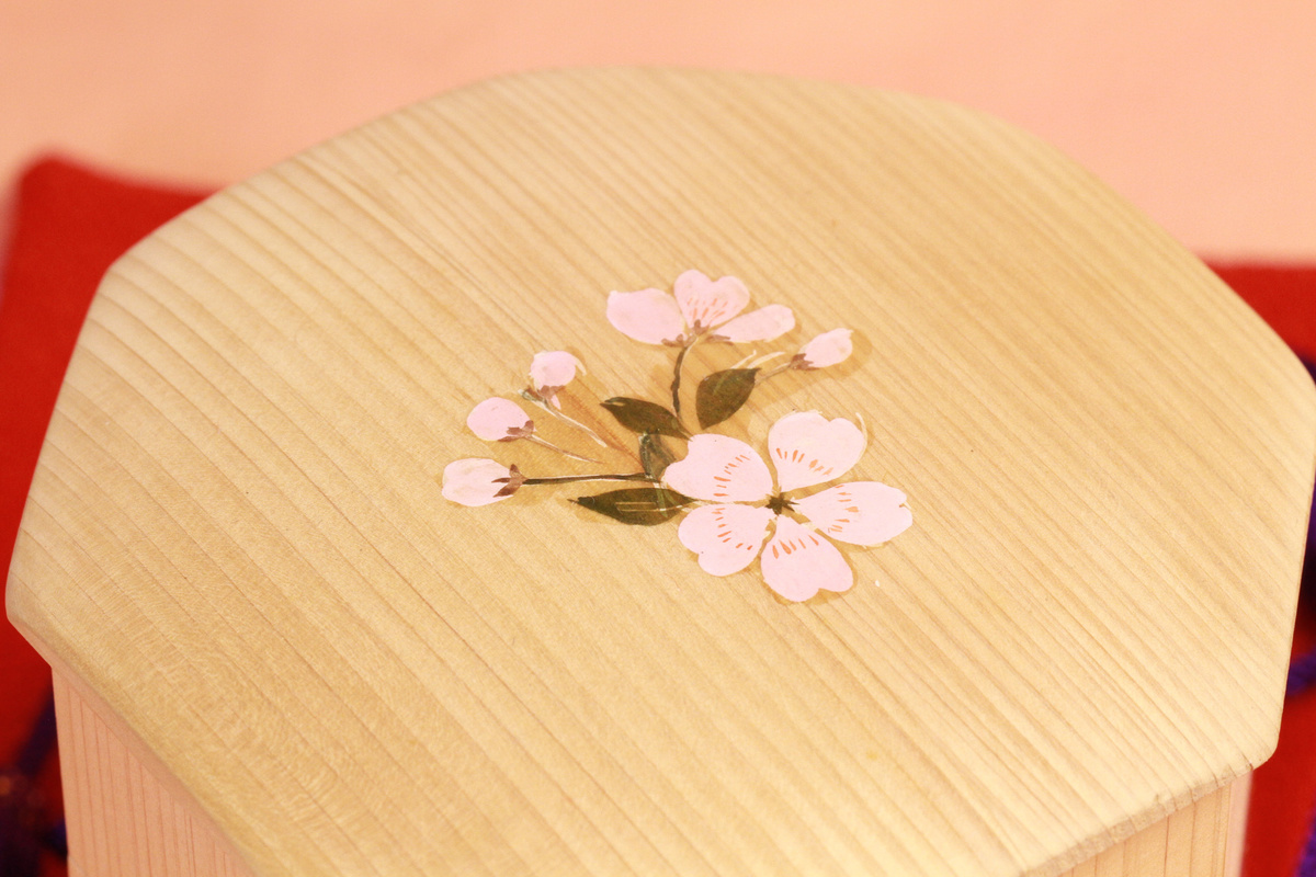 貝桶の拡大写真です。山桜の花を手描き彩色しています。