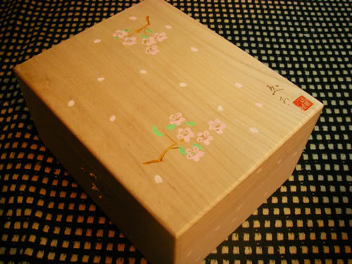 白い木地の桐箱に手描きで桜の花びらを手描き彩色します。