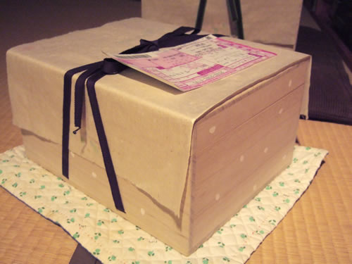 「寛永の華」は桐箱を和紙でつつんでお届けしています。