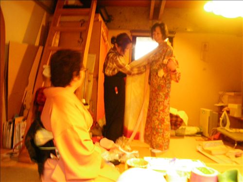 みかわ工房のスタッフである妻と染色の清家文香さんが初釜に出かける用意をしています。