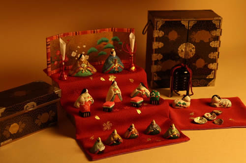 昭和の雛道具を組み合わせた雛人形セットで、小さき物の世界と言います。
