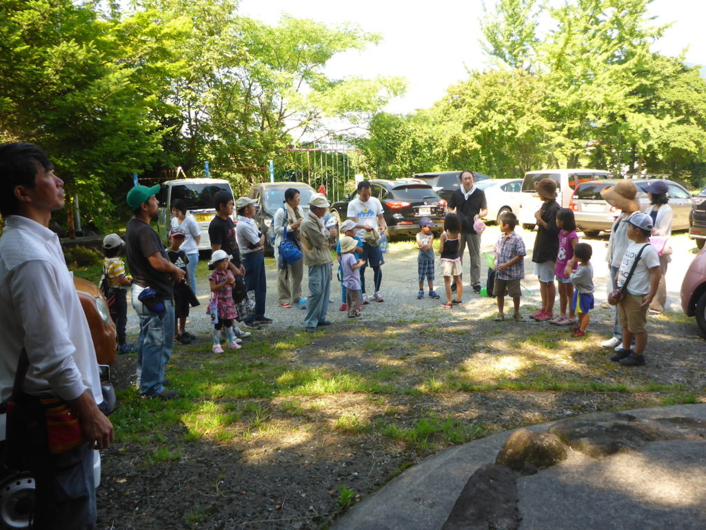 朴木小学校のグラウンドに集まった子供たち。