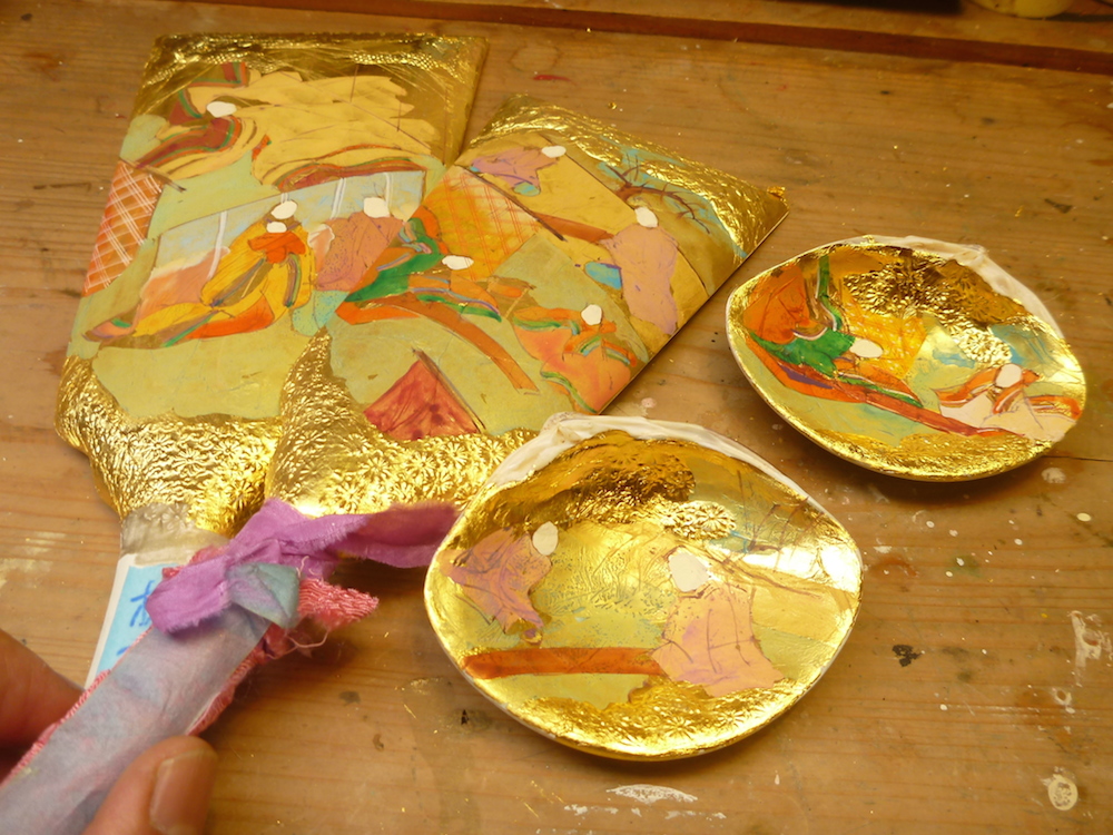 みかわ工房で現在制作中の手作りの羽子板と貝合わせです。金箔仕上げの上に描いています