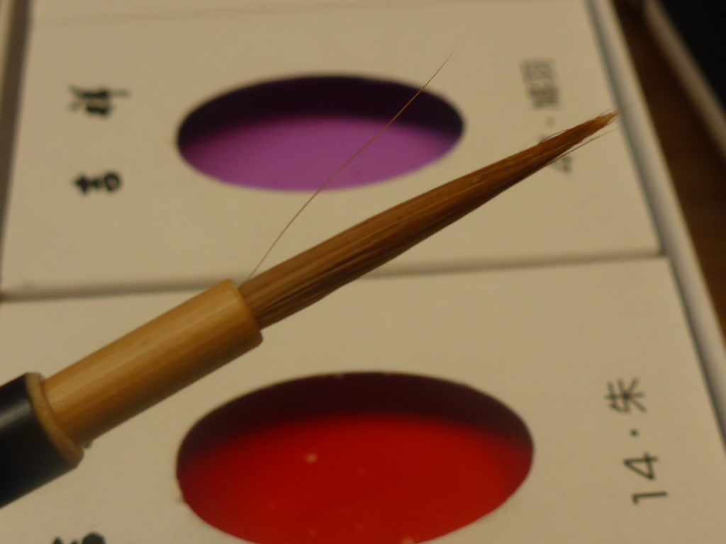 日本画で使う面相筆です。これを使って羽子板、貝合わせなどの細部を描きます