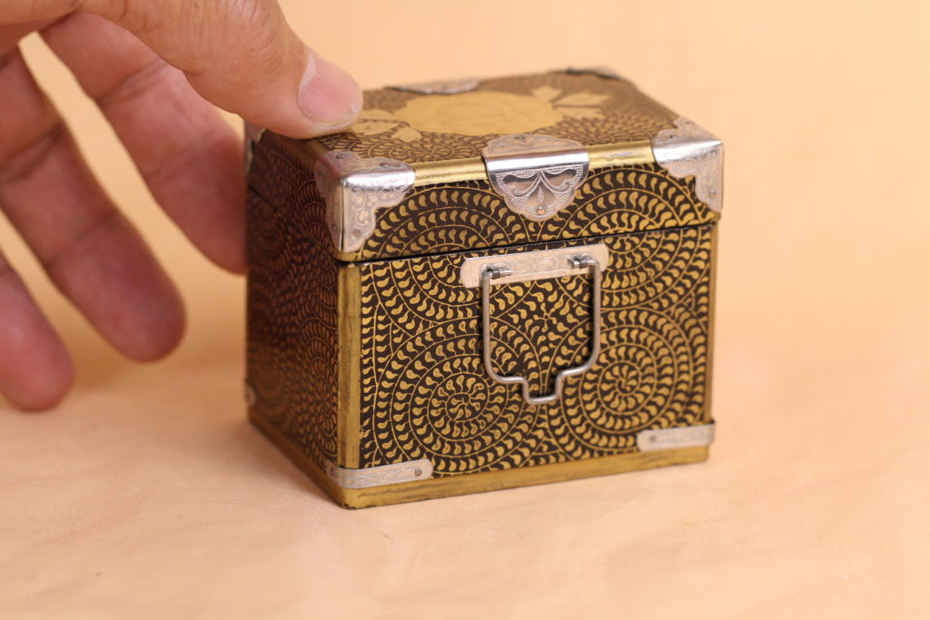 牡丹文様が施された明治の蒔絵小箱です。大きさが８ｃｍ×６ｃｍ×高さ７ｃｍです。
