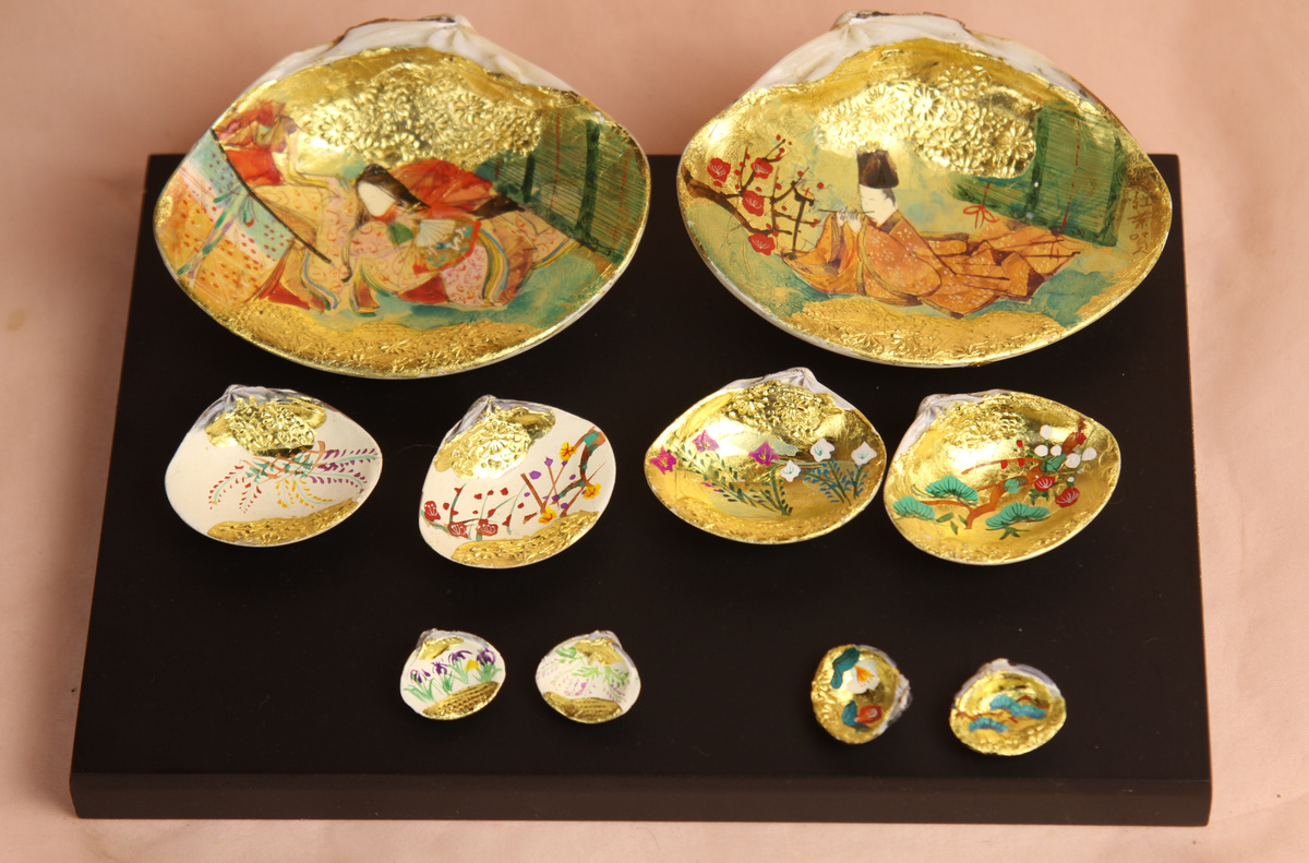 完成した手描きの貝合わせでそれぞれの貝には源氏物語や四季の花を金地や白地の蛤に直接手描きしています。
