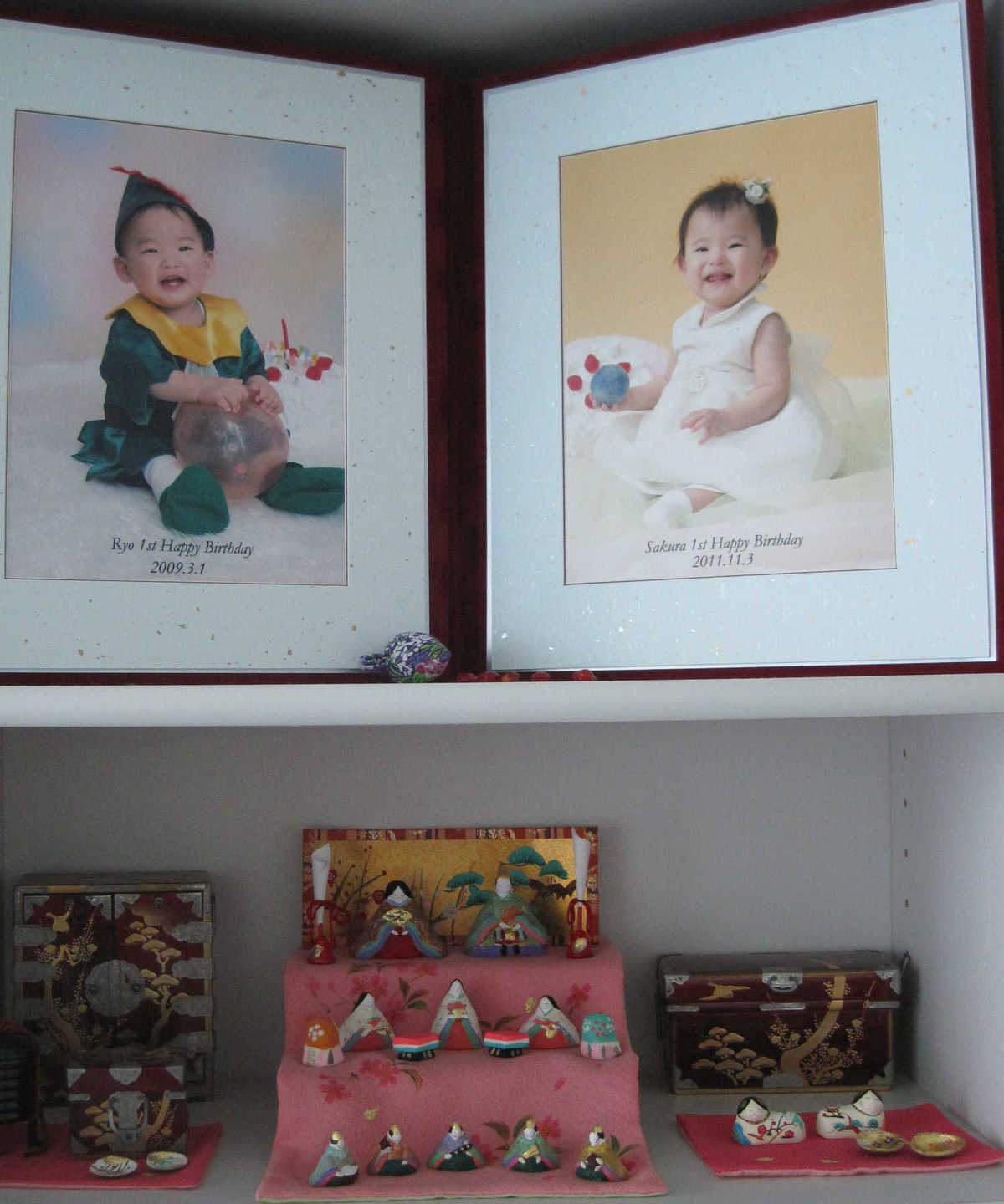 シンガポールから、ミニュチュアの雛人形セット「小さき物の世界」を購入されたお客様の雛祭りの写真で、リビングの本棚に飾られているそうです。