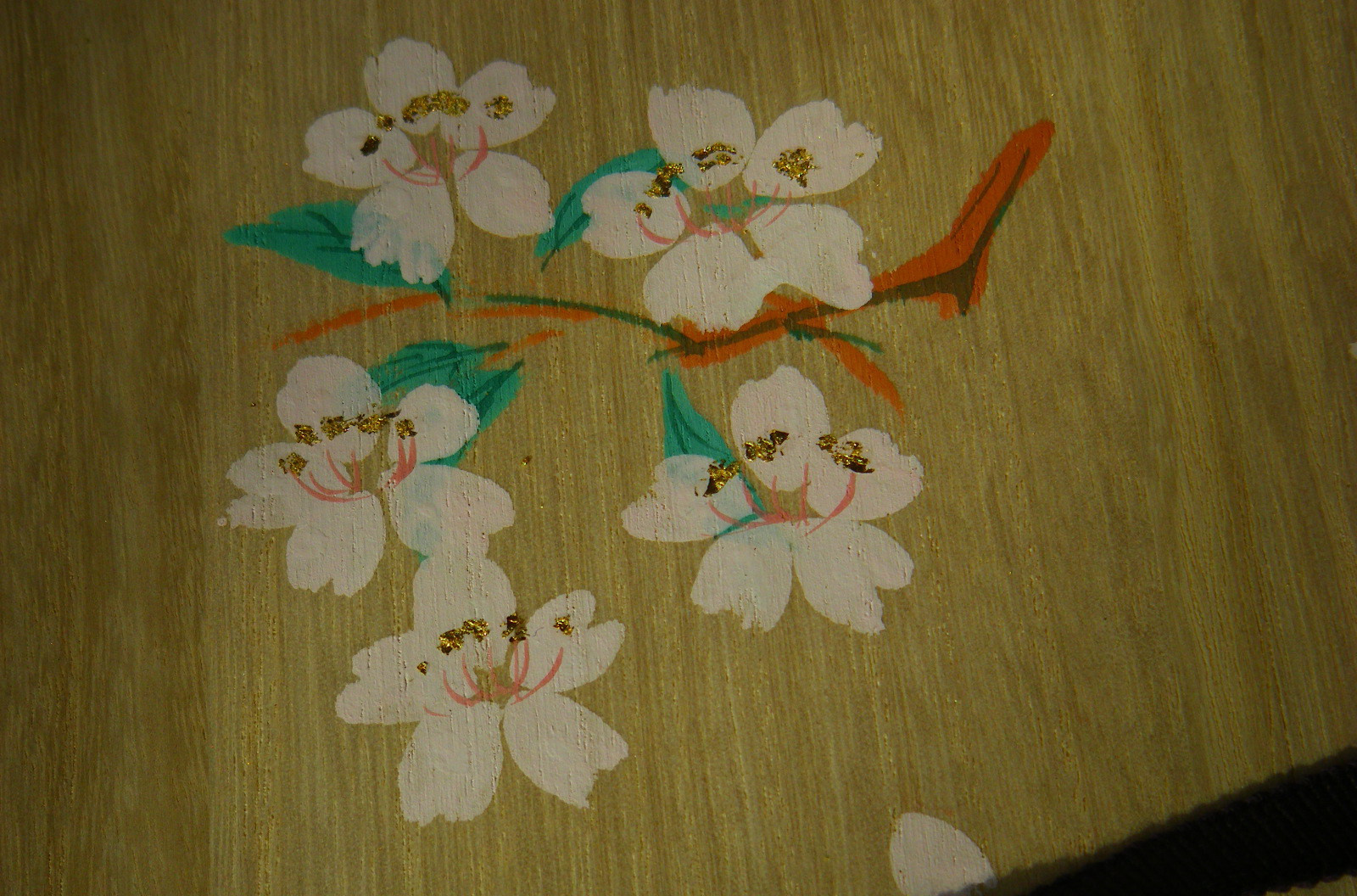 これが、桜の花びらを手書きした写真です。花弁の一部には金箔を使用しています。