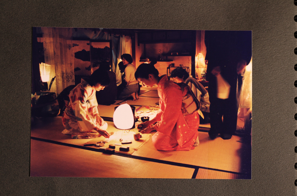 「辻本店」の座敷で、和の遊びの空間を作り「貝合わせ」「なつめ」「香合わせ」などを自分なり初めて演出してみたのが始まりです。