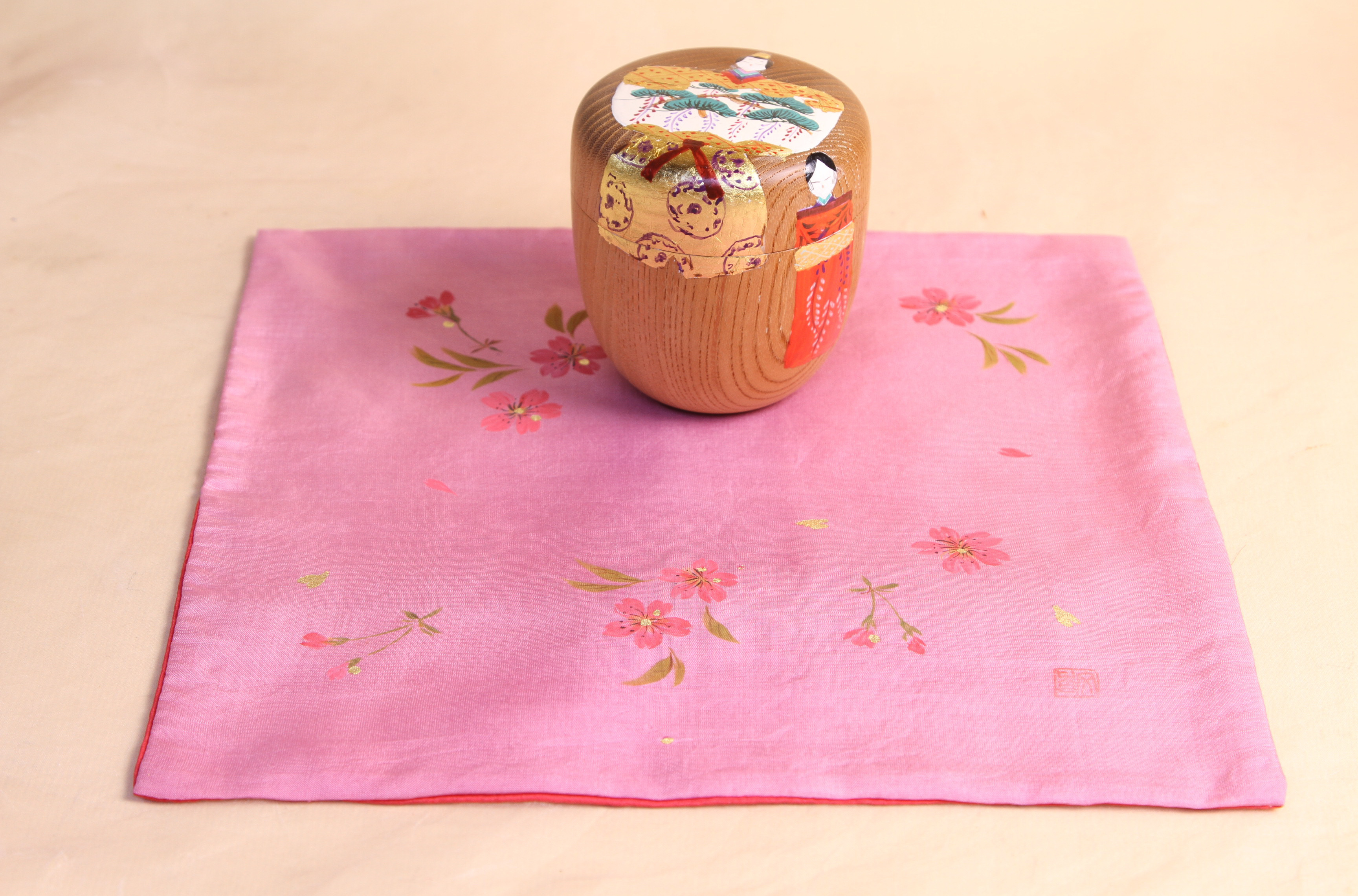 袱紗（ピンク） 正絹を桜色に染めて、手描きの桜を散りばめています。一部金箔使用　袱紗（赤） 正絹を茜色に染めて、春の花の型染めにしました。大きさは（25ｃｍ×25ｃｍ）8,000円