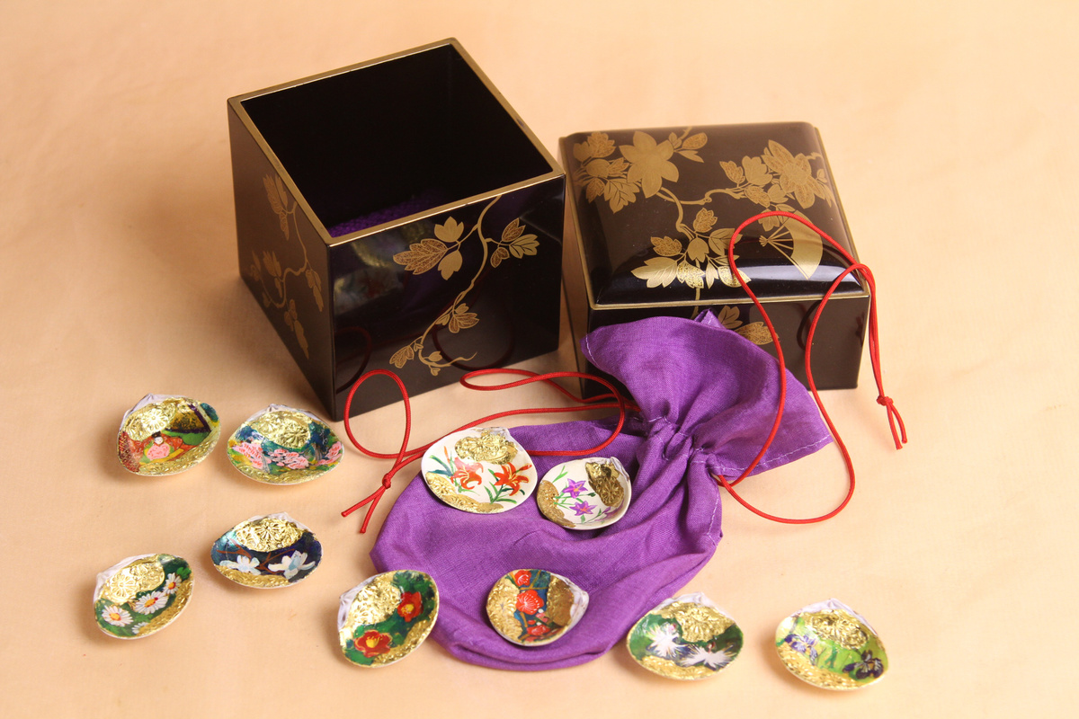 10,江戸後期から明治にかけて作られた小箱に、四季の花を手描きした5組10枚の貝合わせを入れてみました。75,000円