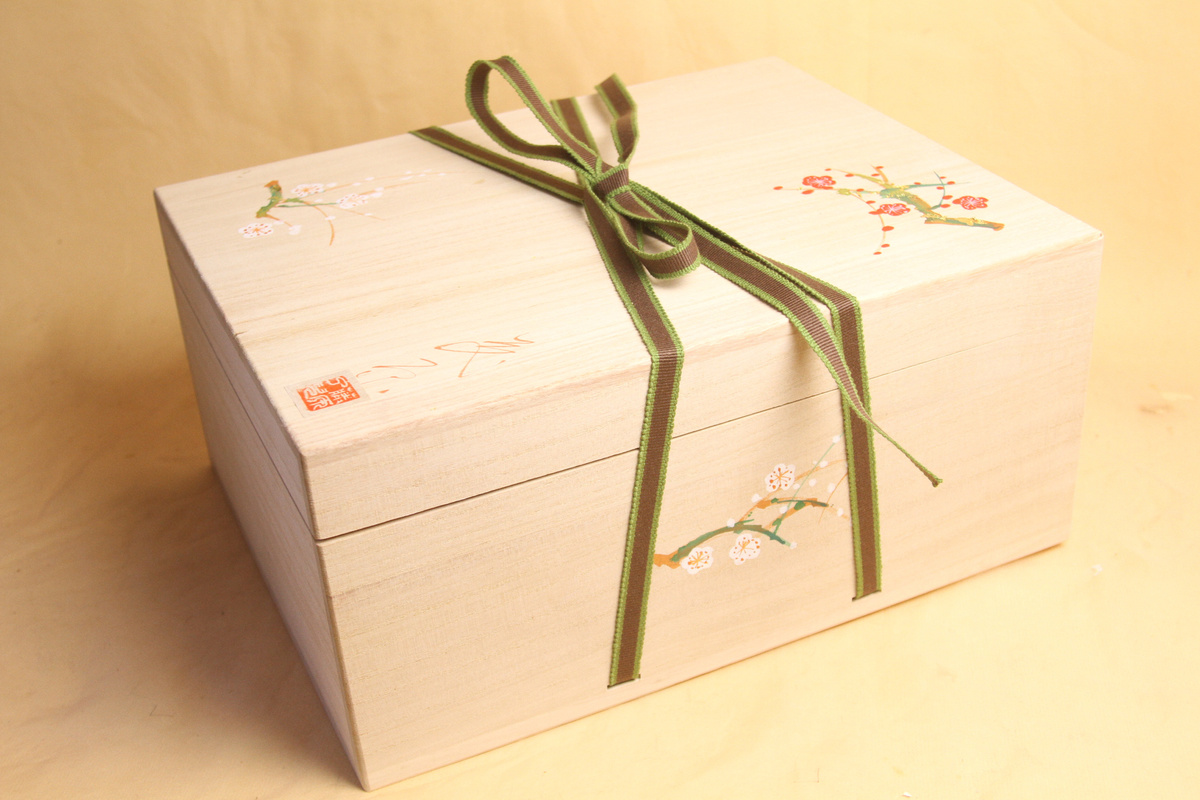もう一つは、みかわ工房特別制作の桐箱に「紅白の梅の花」を桐箱のアクセントになる所に手描きしています。