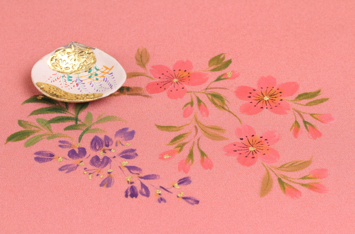 1枚目は、厚手の絹地に「ヒラヒラ」と雛段の上から桜と藤の花が舞い散るように描いています。（桜に藤）
