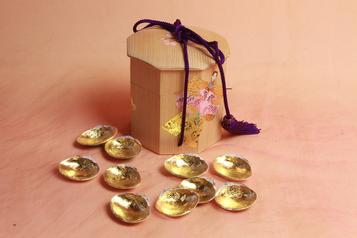 江戸後期から明治にかけて作られた小箱の中に、四季の花を手描きしています。