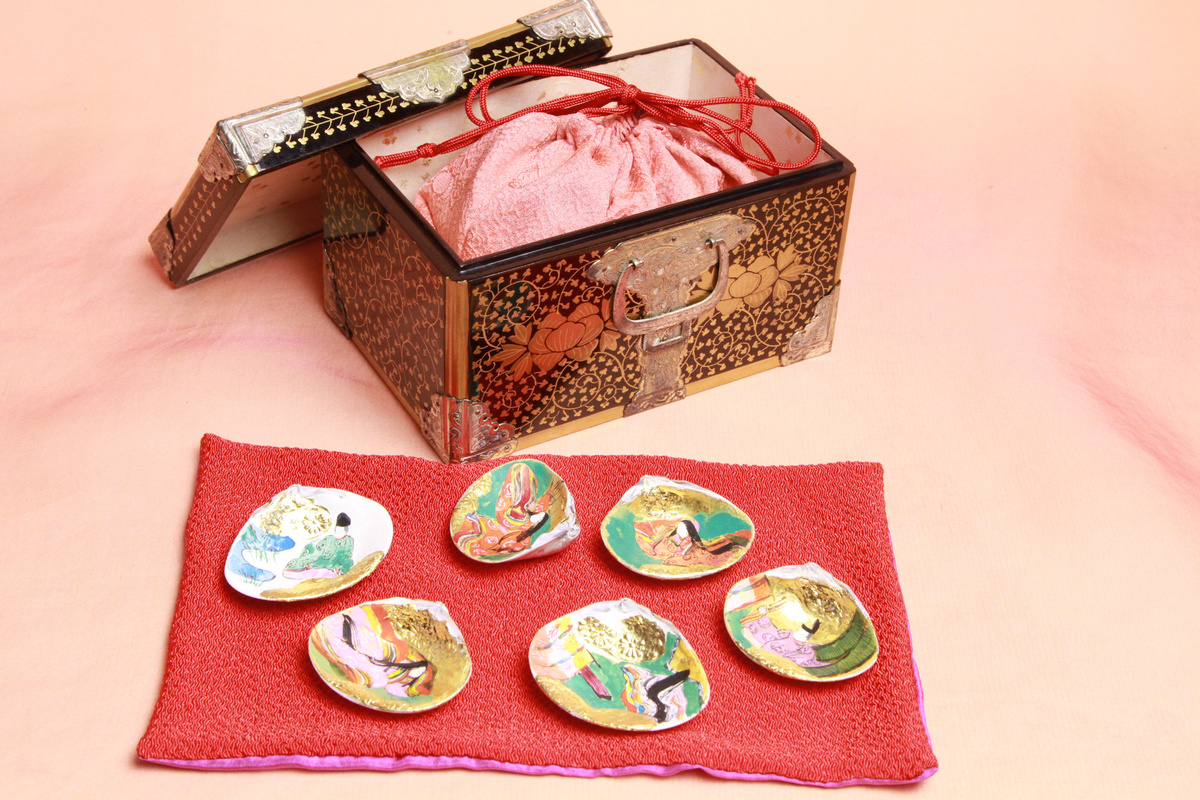 江戸後期から明治にかけて作られた小箱の中に、四季の花を手描きしています。