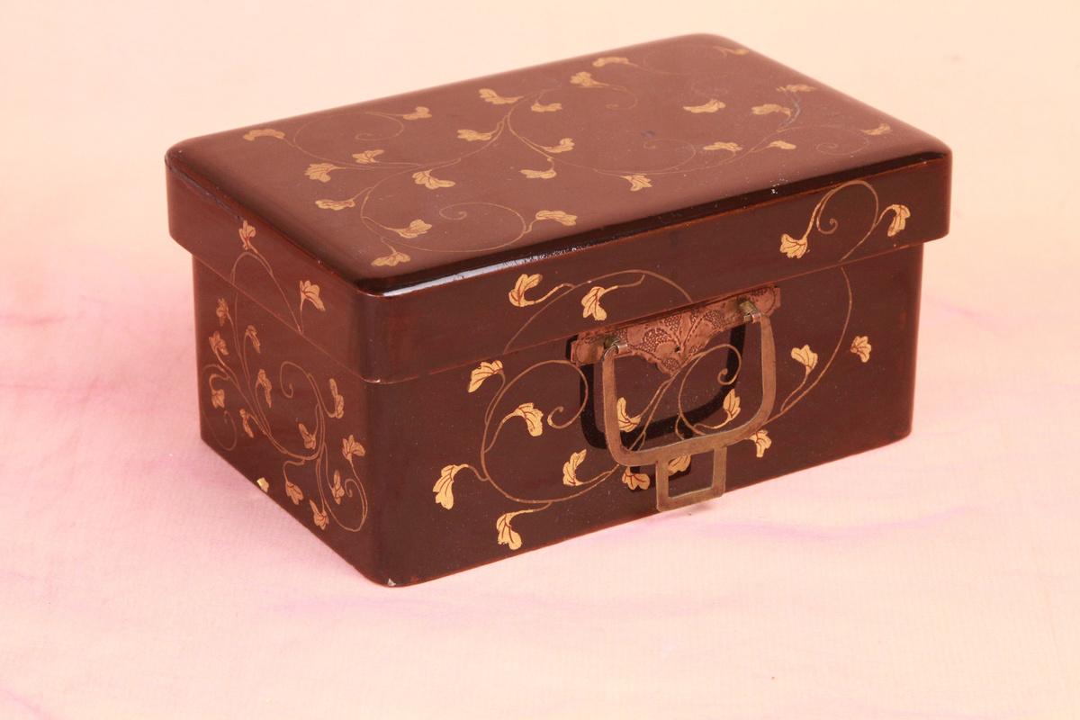 美しい蔦文様の江戸小箱に、源氏物語絵巻貝合わせ5組を入れました。