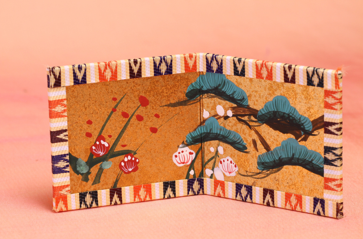 屏風も１つ１つが手作りで手描きのもので、ヘリは京都の緞子専門店にて特注した物を使っております。大きさは１１×５ｃｍです。