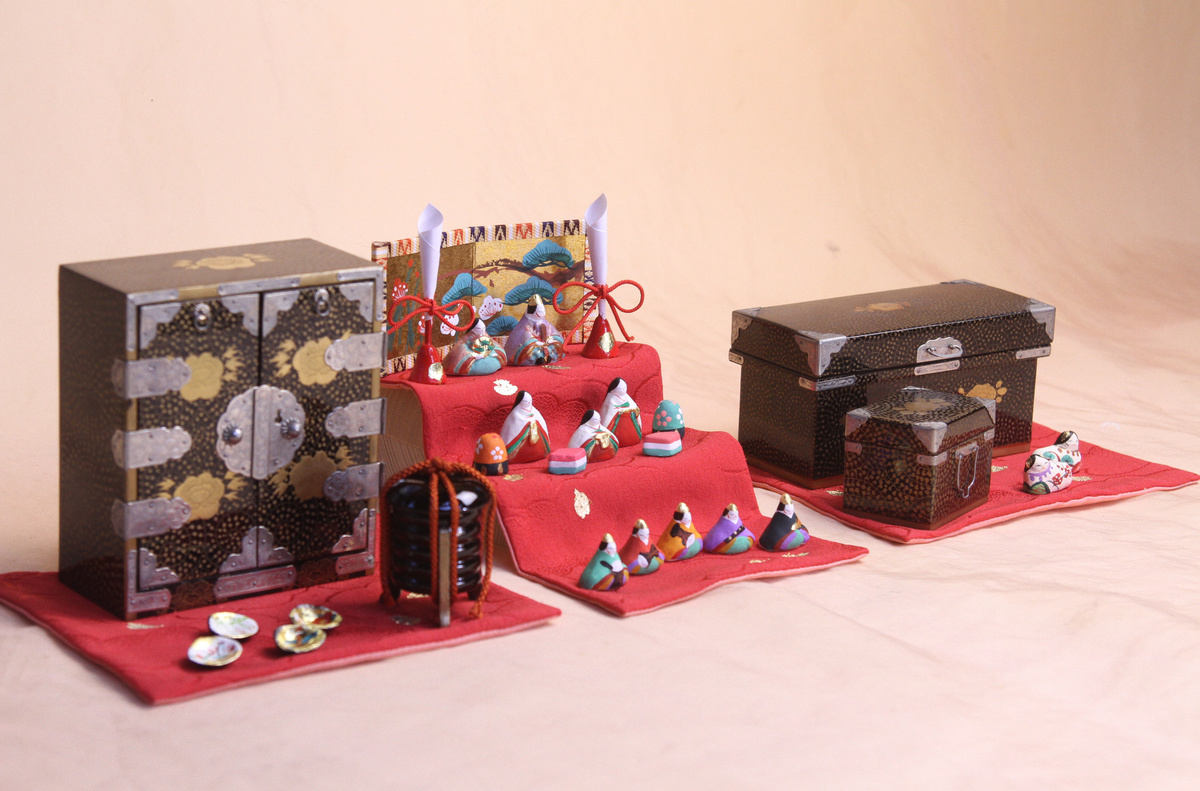 江戸のアンティーク小箱を使って小さい空間でも雛祭りを演出できるセットに