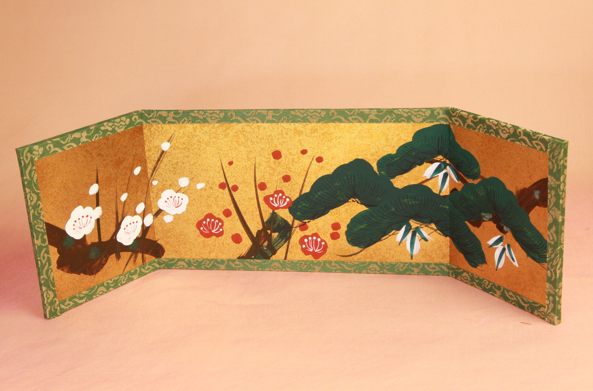屏風も１つ１つが手作りで手描きのもので、ヘリは京都の緞子専門店にて特注した物を使っております。大きさは10cm×35ｃｍです