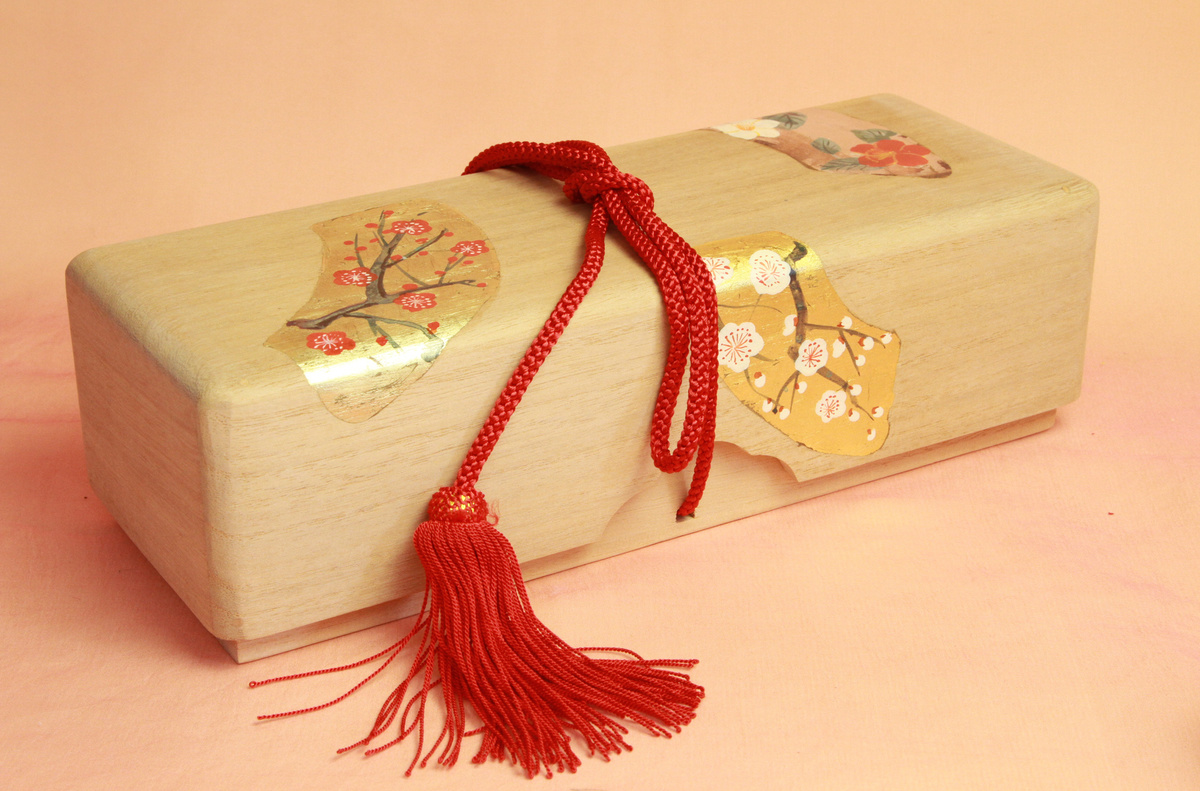 文箱風の箱です。桐材で3つの扇面には、紅白梅を描いています。箱のサイズは建て11ｃｍ×幅30ｃｍ×高さ9ｃｍです。