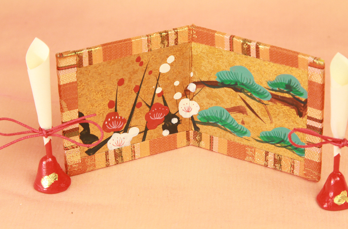 屏風も１つ１つが手作りで手描きのもので、ヘリは京都の緞子専門店にて特注した物を使っております。大きさは１１×５ｃｍです。