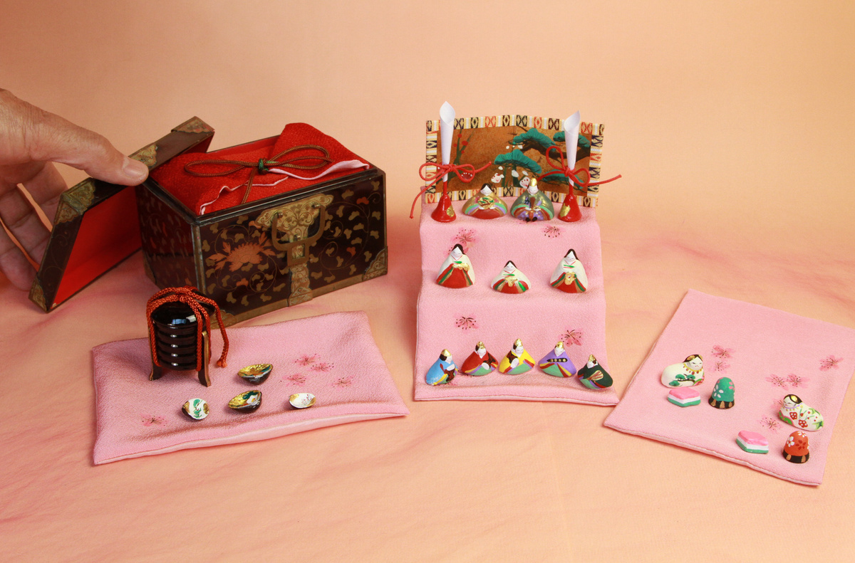 江戸の小箱を中心にして、ピンクに染めた3枚の布に貝合わせ、お雛様、こま犬などのミニュチュアサイズの小物を並べてみました。
