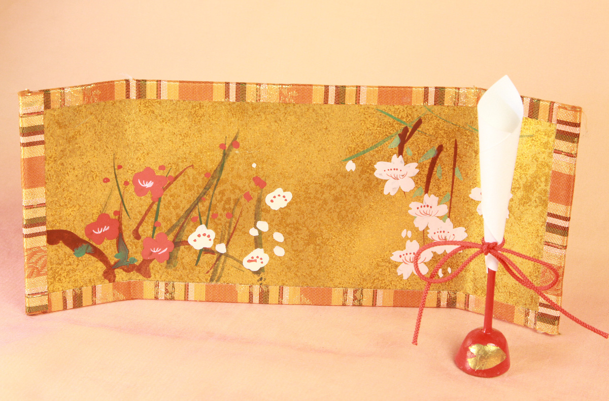 屏風も１つ１つが手作りで手描きのもので、ヘリは京都の緞子専門店にて特注した物を使っております。大きさは９ｃｍ×２５ｃｍです