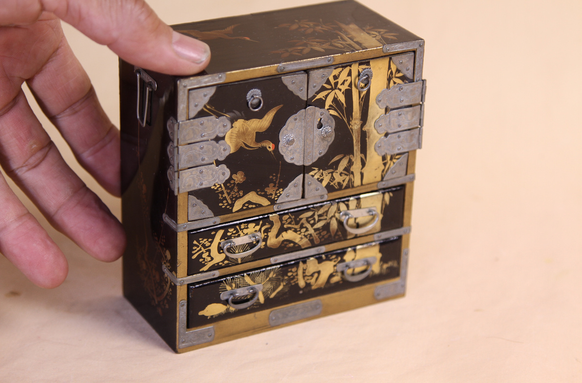 大正時代の蒔絵箪笥です。松竹梅と鶴が金彩で描かれています。大きさは５×１０×１１ｃｍです。