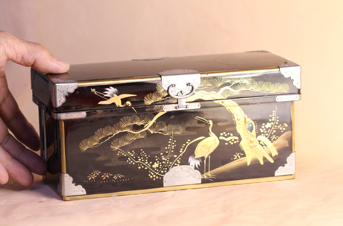 もう一つの雛道具は、同じく大正期の物で、松竹梅に鶴の絵が手書きされています。大きさは24×10×11ｃｍになります。